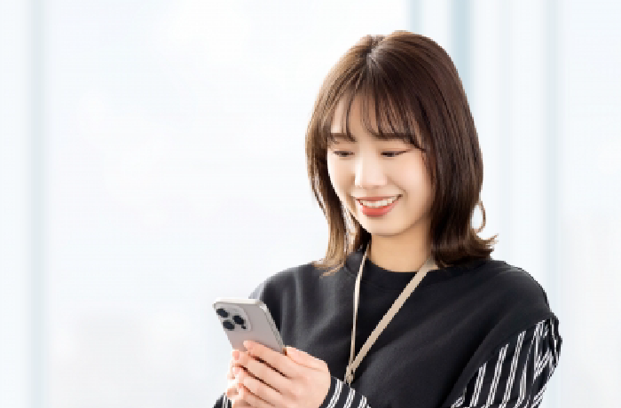 スマートフォンを見る女性のイメージ